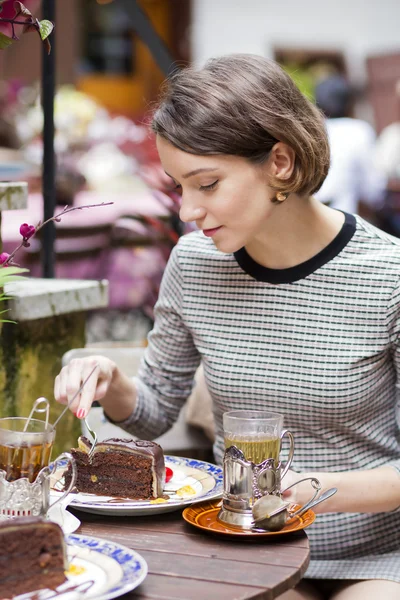 Mulher no café embrulhe o bolo com garfo — Fotografia de Stock