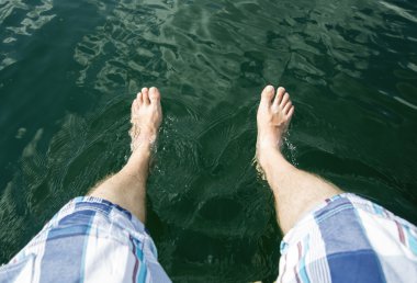 Sıcak su kendisi soğutma bacaklara