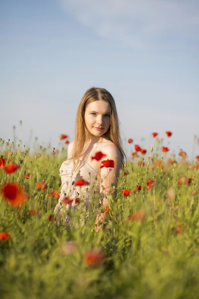 Woman at dress posing on poppy field — Stock Photo, Image