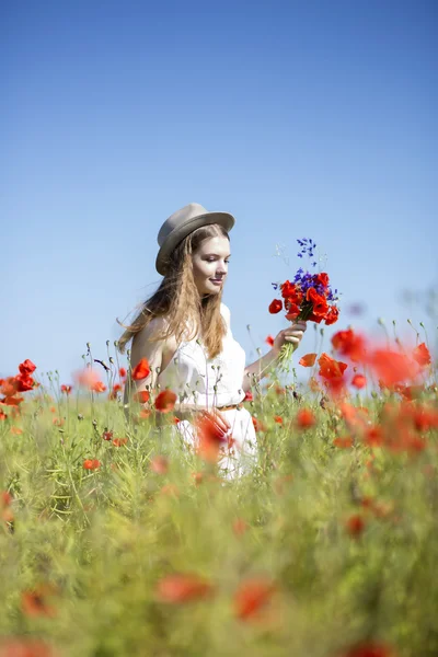 Kvinna med bukett på himmel bakgrund — Stockfoto