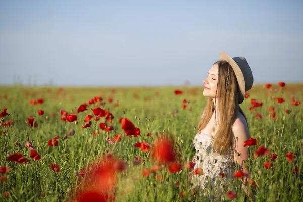 Mujer en vestido blanco disfrutar del aroma — Foto de Stock