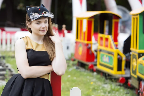 Vrouw met masker en kostuum in park — Stockfoto