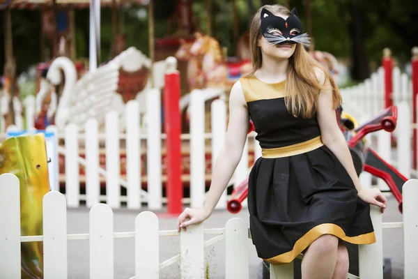 Žena s maskou na pozadí prázdný kolotoč — Stock fotografie