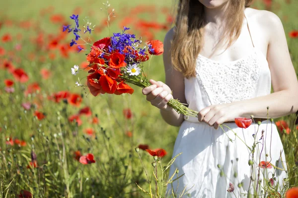 Frau im weißen Kleid mit gezoomtem Strauß — Stockfoto