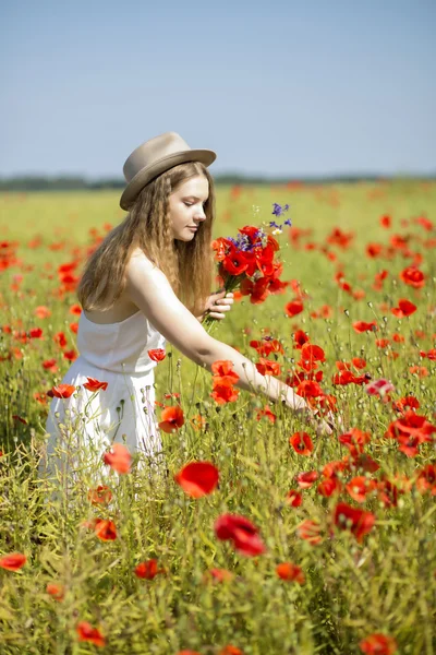 Vrouw aan het witte jurk verzamelt mooi boeket — Stockfoto