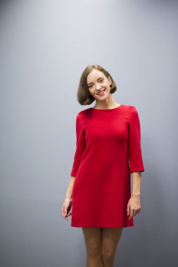 Gri duvar arka plan koridor kadında