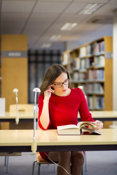 Vrouw beginnen met het lezen van dikke boek met glazen — Stockfoto