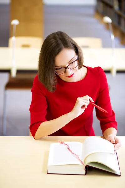 Mulher lendo parte engraçada de texto chato — Fotografia de Stock