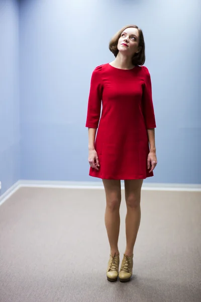 Woman in hallway looking up on light — Stock Photo, Image