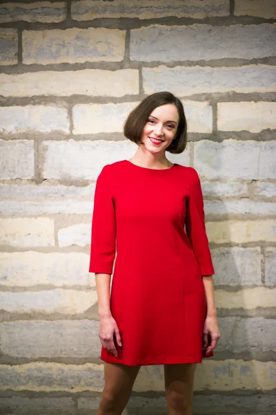 Vrouw in de hal staan op kalksteen muur — Stockfoto