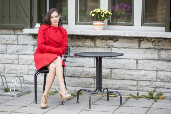 Woman on metal chair at street cafe — Stock Photo, Image