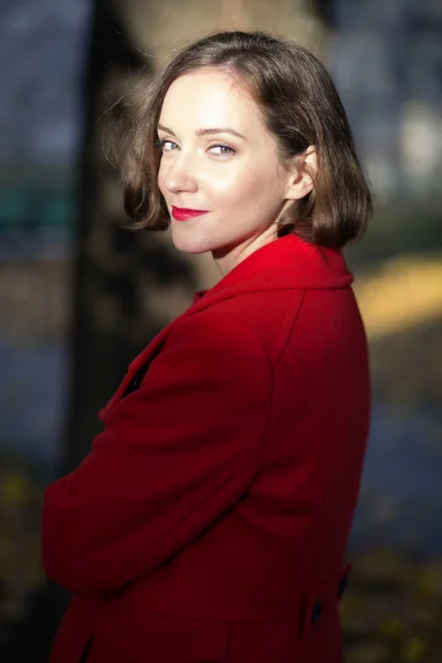 Woman posing at autumn park at day — Stock Photo, Image