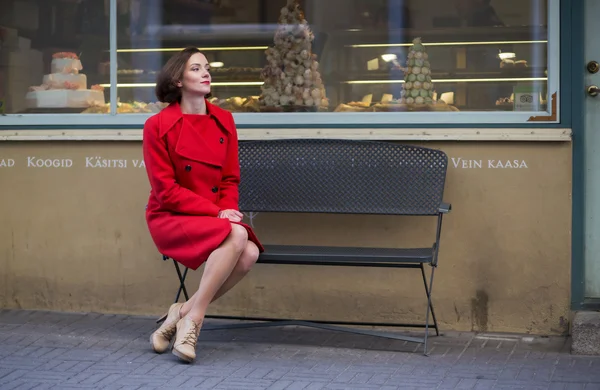 Woman waiting her friend on metal bench — Stock Photo, Image
