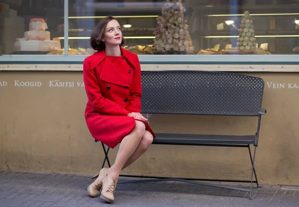 Mulher esperando seu amigo olhando para o céu — Fotografia de Stock