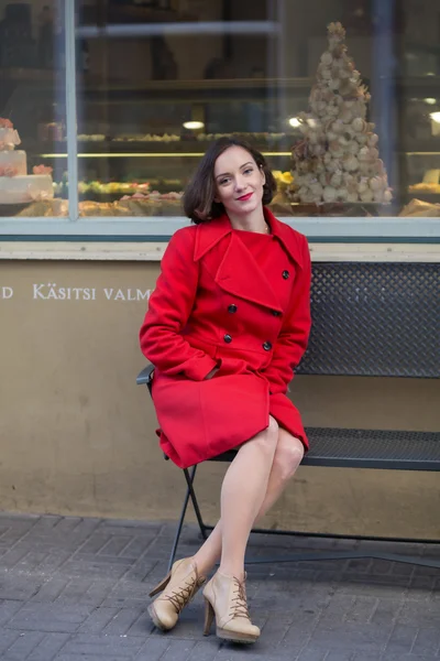 Frau sitzt auf Bank und fühlt sich entspannt — Stockfoto