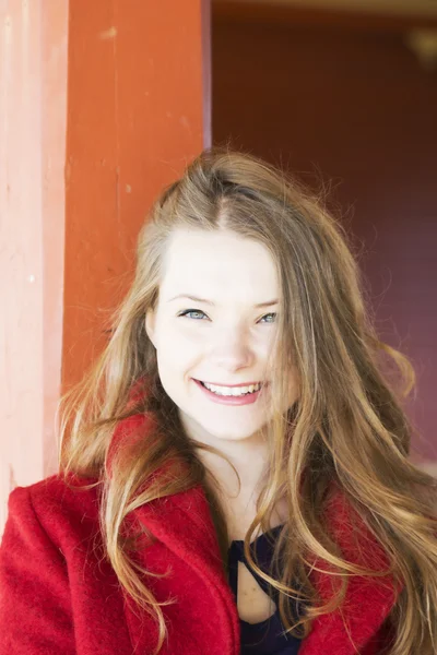 Woman at train station without red hat — Stock Photo, Image