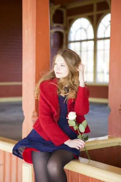 Woman at train station sit on boundaries — Stock Photo, Image