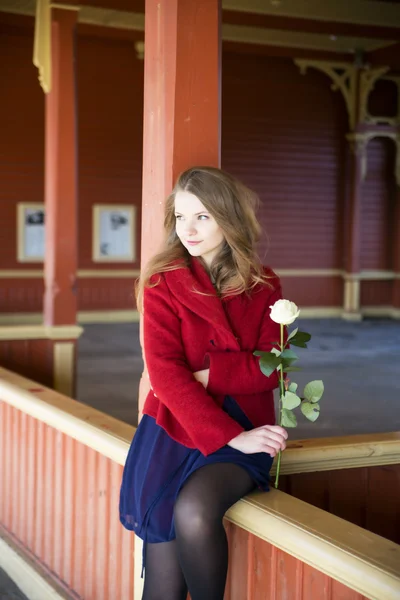 Mulher na estação de trem à espera de alguém — Fotografia de Stock