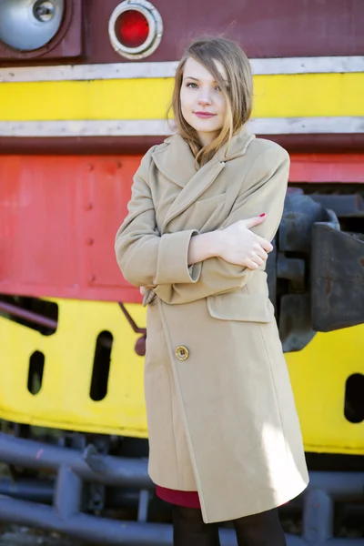 Žena v béžový kabát na chladný den — Stock fotografie