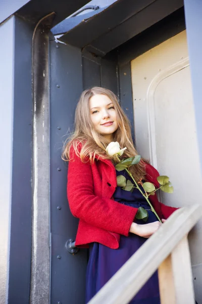 Femme à la gare à côté de la porte de tache — Photo