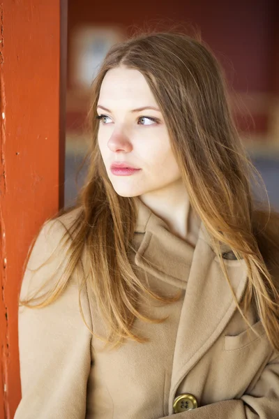 Vrouw in beige jas met droevig gezicht — Stockfoto