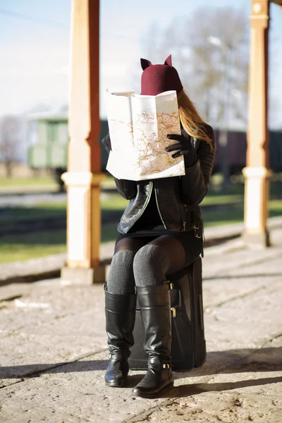 Vrouw op zoek kaart blik van front — Stockfoto