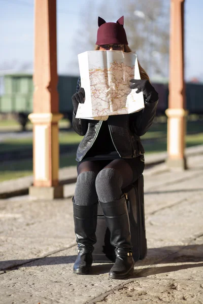 Femme jeter un oeil sur la carte de la route ferroviaire — Photo