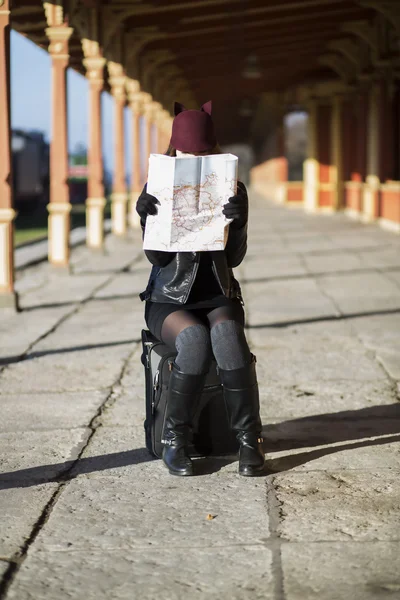 Vrouw Publieksdiplomatie kaart op lege platform — Stockfoto