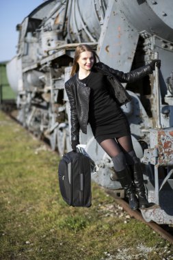 Kadın el ile tren, beklemeye