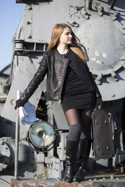 Mujer de pie en tren frente con mapa — Foto de Stock