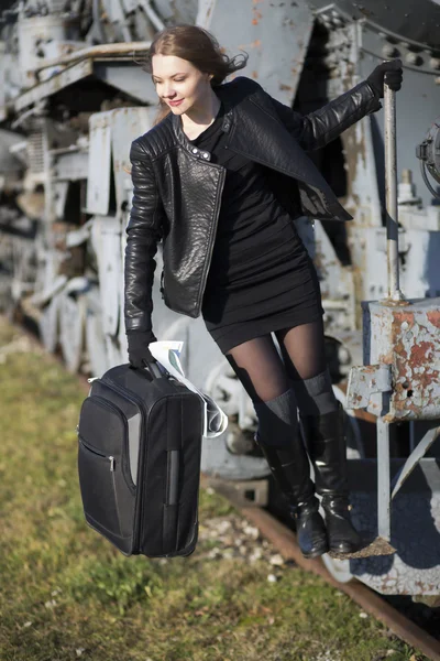 La donna è pronta a saltare giù dal treno — Foto Stock