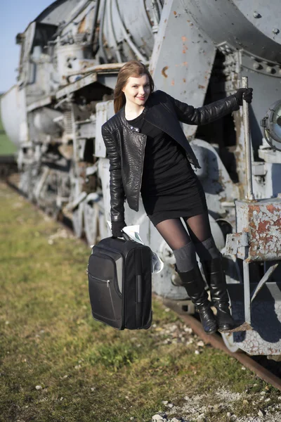 荷物を持って電車の中で女性のホールド — ストック写真