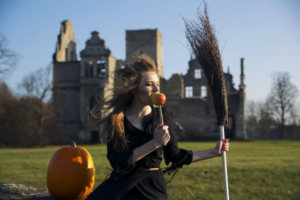 Witch with pale skin eat voluptously apple — Stock Photo, Image