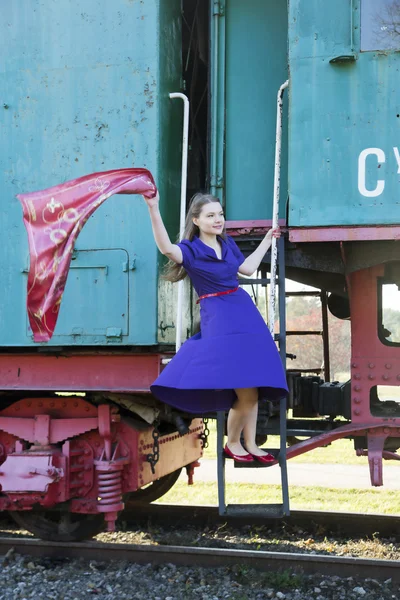 Vrouw zwaaien met sjaal op trein trap — Stockfoto