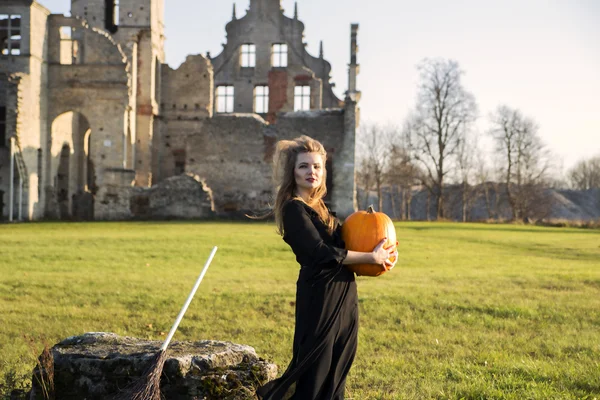 Vertrouwen heks met bleke huid en pompoen — Stockfoto