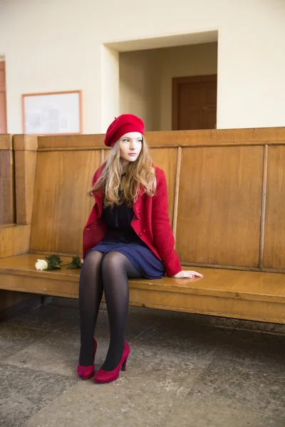 La mujer en la estación está cansada de esperar. — Foto de Stock