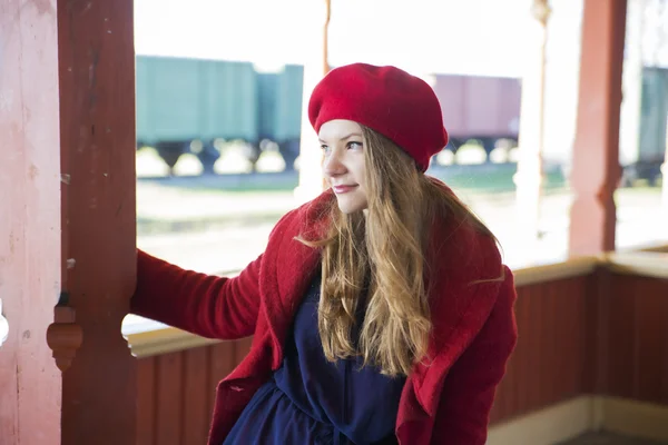 Woman at train station hold on pillar — Stock Photo, Image