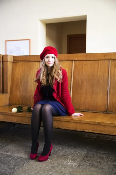 Vrouw bij station en een witte roos — Stockfoto