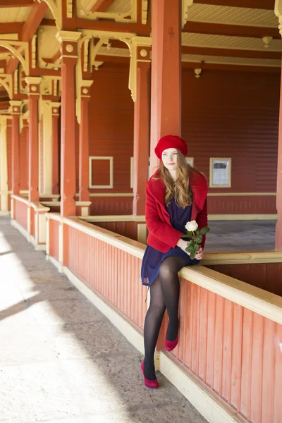 Kvinna på station gränser håll vit ros — Stockfoto