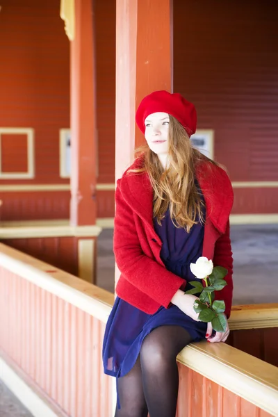 Woman on station boundaries waiting upcoming train — Stock Photo, Image