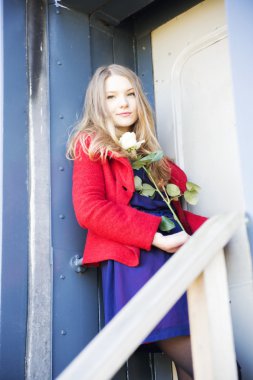 Gül leke kapı yanındaki kadınla