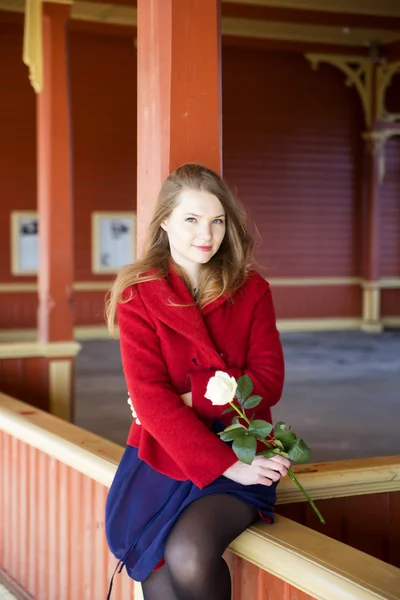 Donna con pelle luminosa e rosa bianca — Foto Stock