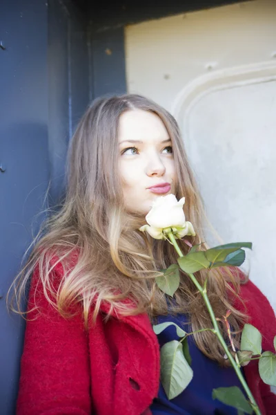 Vrouw denken over iets naast de deur — Stockfoto