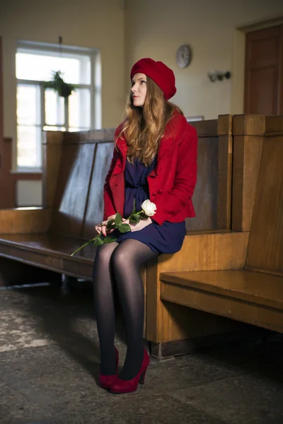 Vrouw bij station kijken wit plafond — Stockfoto