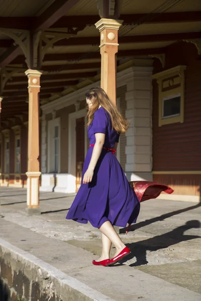 Frau in fliederfarbenem Kleid am Bahnsteig — Stockfoto