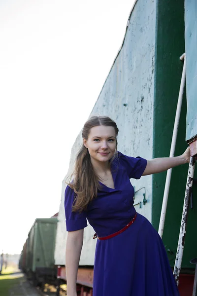 Mulher em vestido lilás nas escadas do trem — Fotografia de Stock