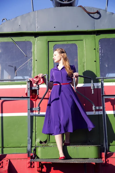 Donna in abito lilla sul retro del treno — Foto Stock