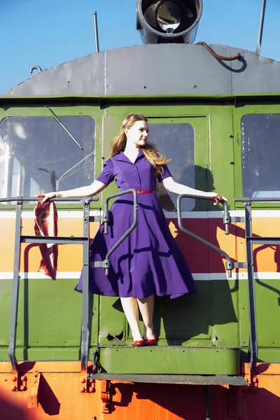 Donna in abito lilla sul fronte treno — Foto Stock