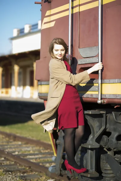 Femme en manteau tenir sur l'échelle — Photo