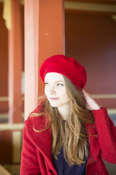 Vrouw bij station aanpassen haar kapsel — Stockfoto